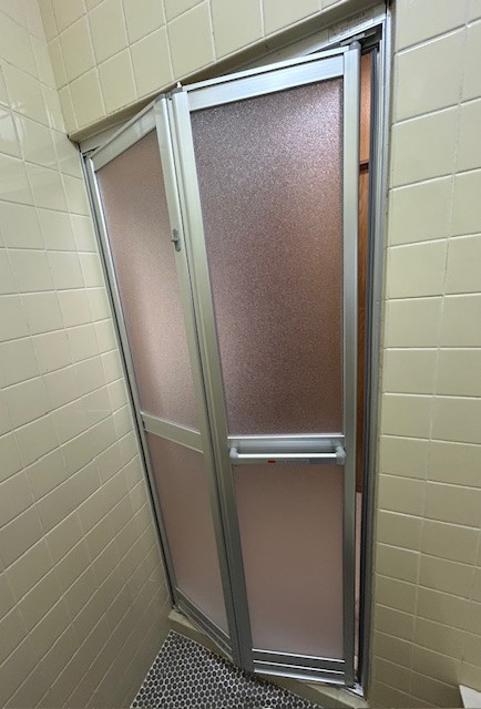 Kーアルミの浴室折れ戸の取替工事の施工後の写真1