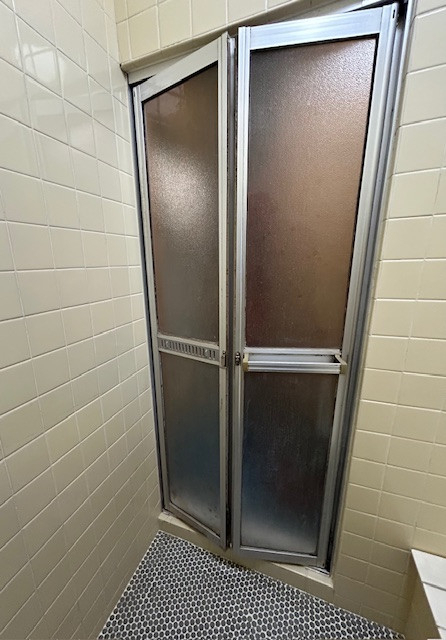 Kーアルミの浴室折れ戸の取替工事の施工前の写真1