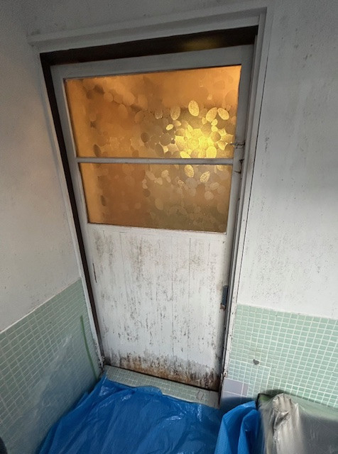 Kーアルミの浴室ドアの交換をさせていただきました。の施工前の写真1