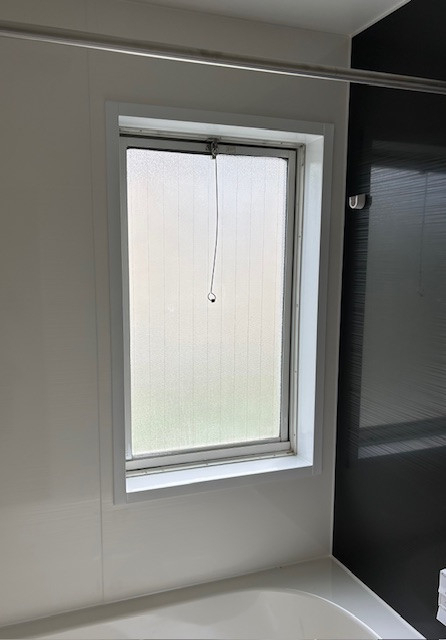 Kーアルミの浴室の窓をリプラス工事で快適に！の施工前の写真1
