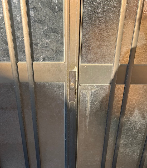 Kーアルミの玄関引戸錠の取替工事の施工前の写真1
