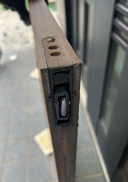 Kーアルミの室内建具の戸車・レールの取替工事の施工前の写真1