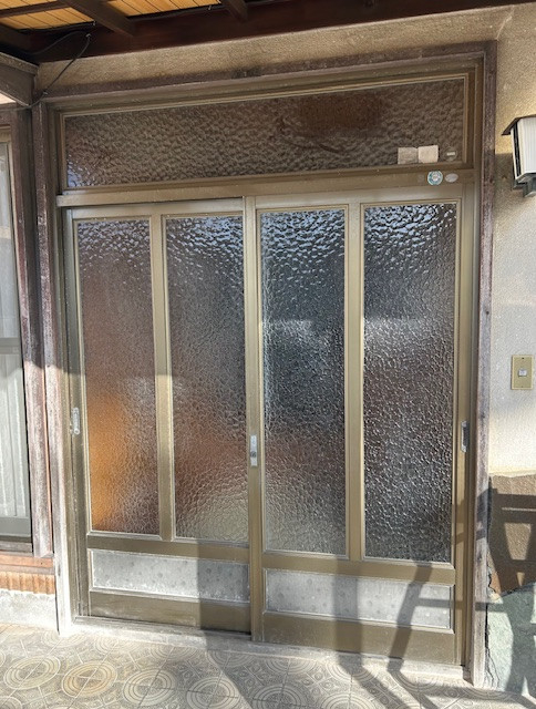 Kーアルミのリシェント玄関引き戸工事をさせていただきました。の施工前の写真1