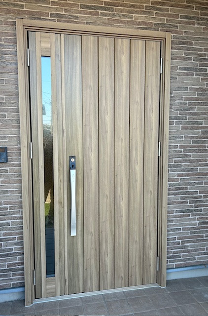 Kーアルミのリシェント玄関ドア取替工事をさせていただきましたの施工後の写真1