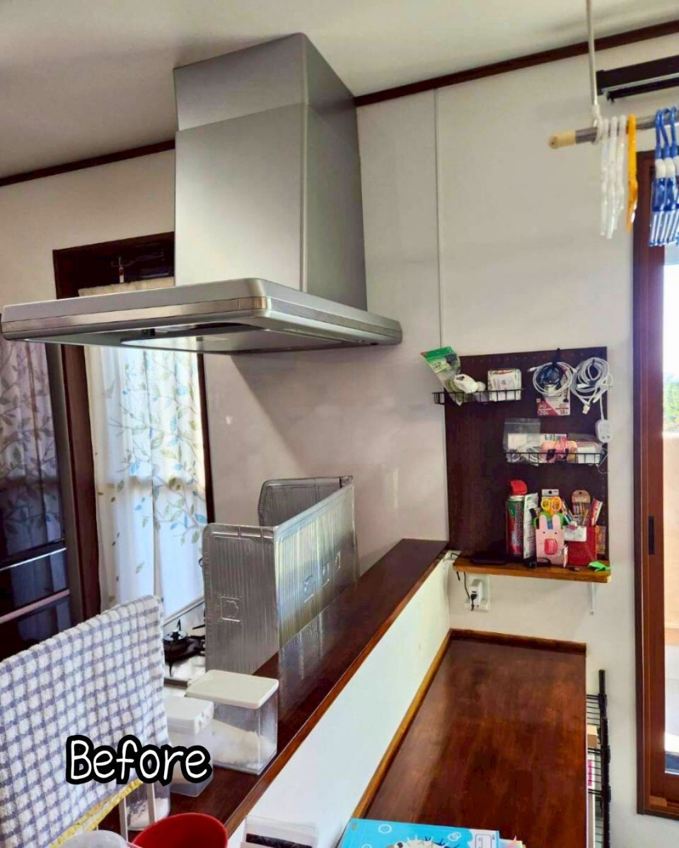 住まいるサポートの高崎市　アイランドキッチンの油跳ね対策にガラス仕切りを設置の施工前の写真1