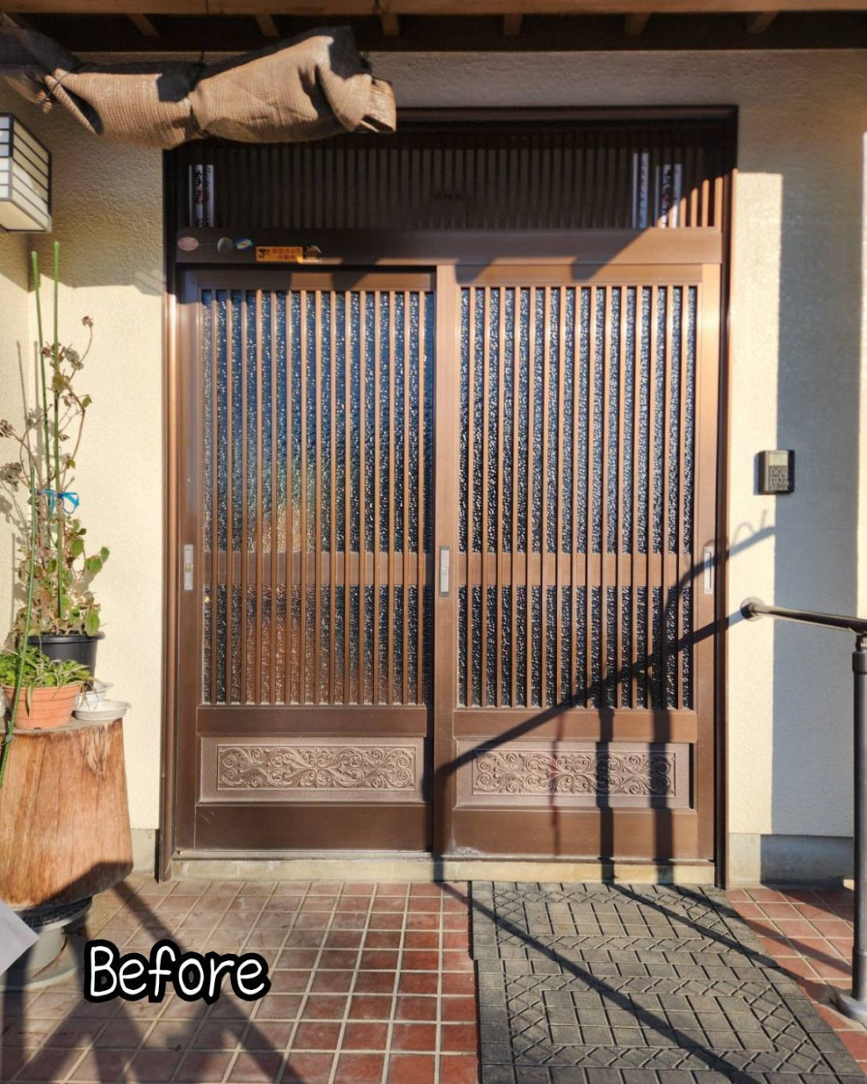 住まいるサポートの高崎市で断熱性アップ！リシェント玄関引戸へ交換した施工事例の施工前の写真1