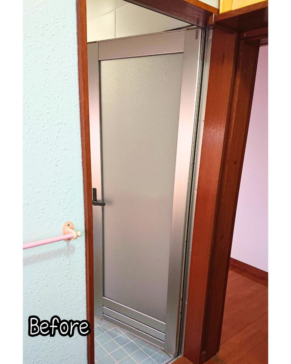 住まいるサポートの浴室ドアの劣化とカビを解消 高崎市の中折れドア交換工事の施工前の写真1