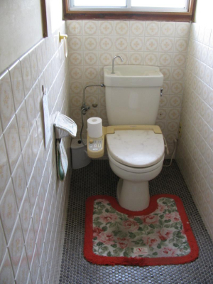 二宮トーヨー住器のトイレ「アメージュ」の施工前の写真1