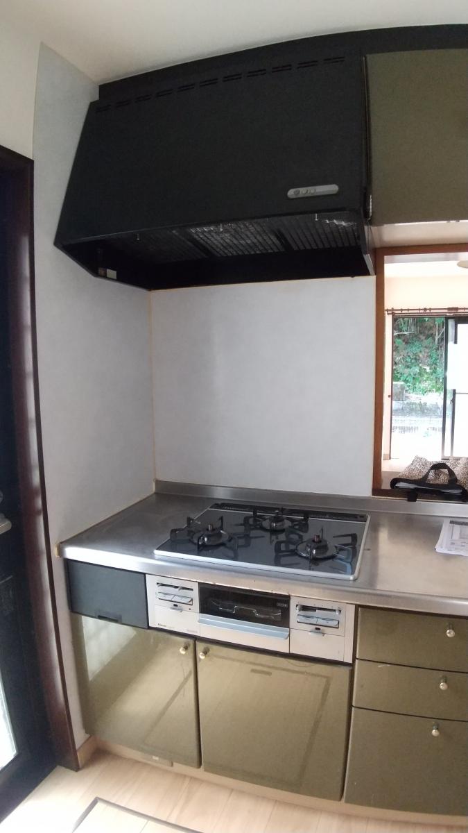 二宮トーヨー住器の【キッチンリフォーム】部分リフォームもお任せ!最近機種へ交換工事の施工前の写真1
