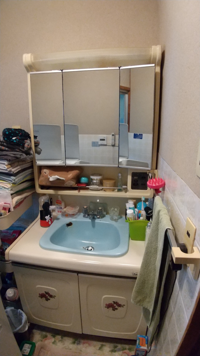 二宮トーヨー住器の【ピアラ】イマドキなデザインに！おしゃれな洗面化粧台の施工前の写真1