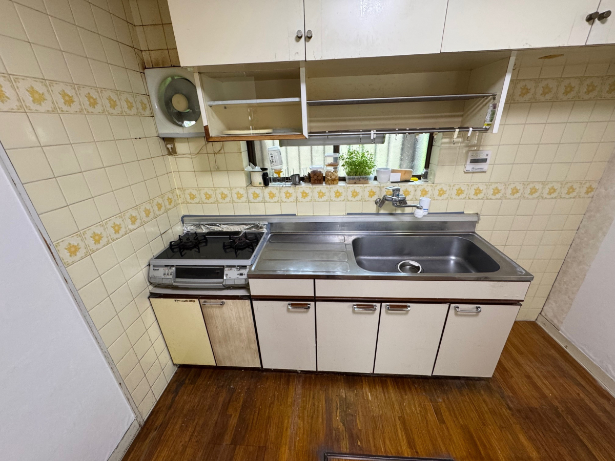 二宮トーヨー住器の【キッチンリフォーム】キッチン交換で快適さUP!の施工前の写真1