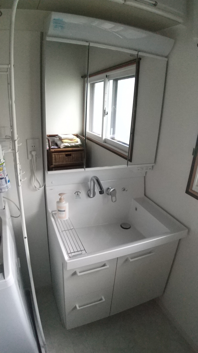 二宮トーヨー住器の【ピアラ】おしゃれですっきりした洗面化粧台の施工後の写真1
