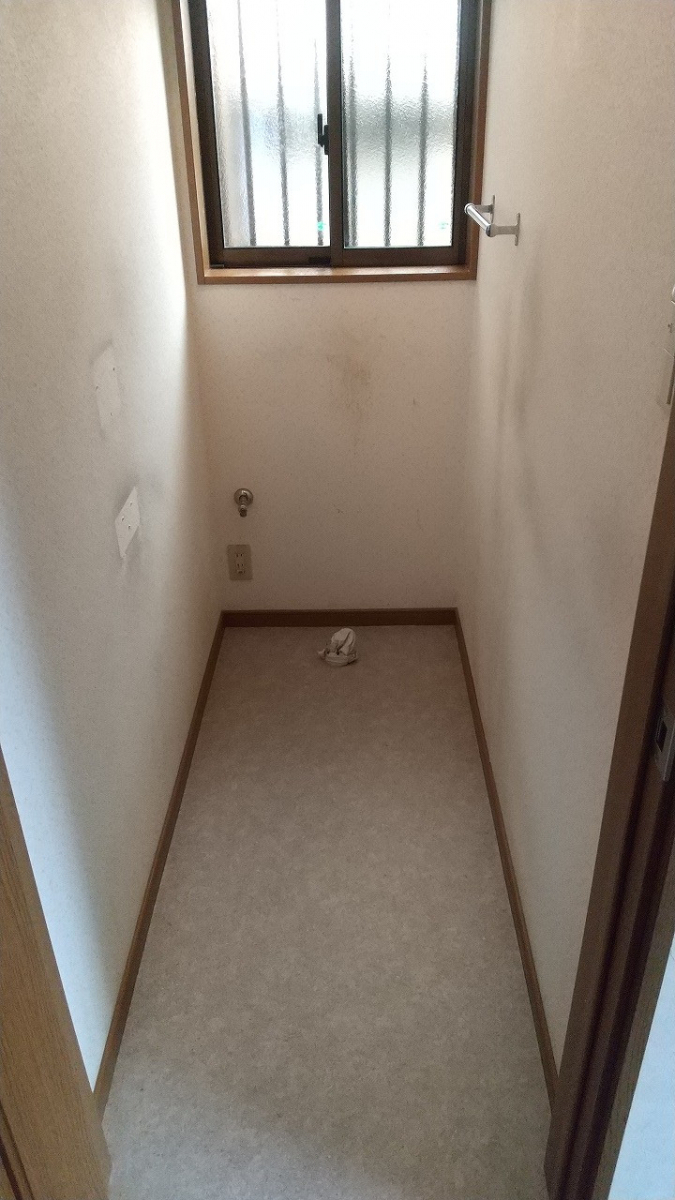 二宮トーヨー住器の【トイレリフォーム】収納付きトイレでスッキリ空間を！の施工後の写真1