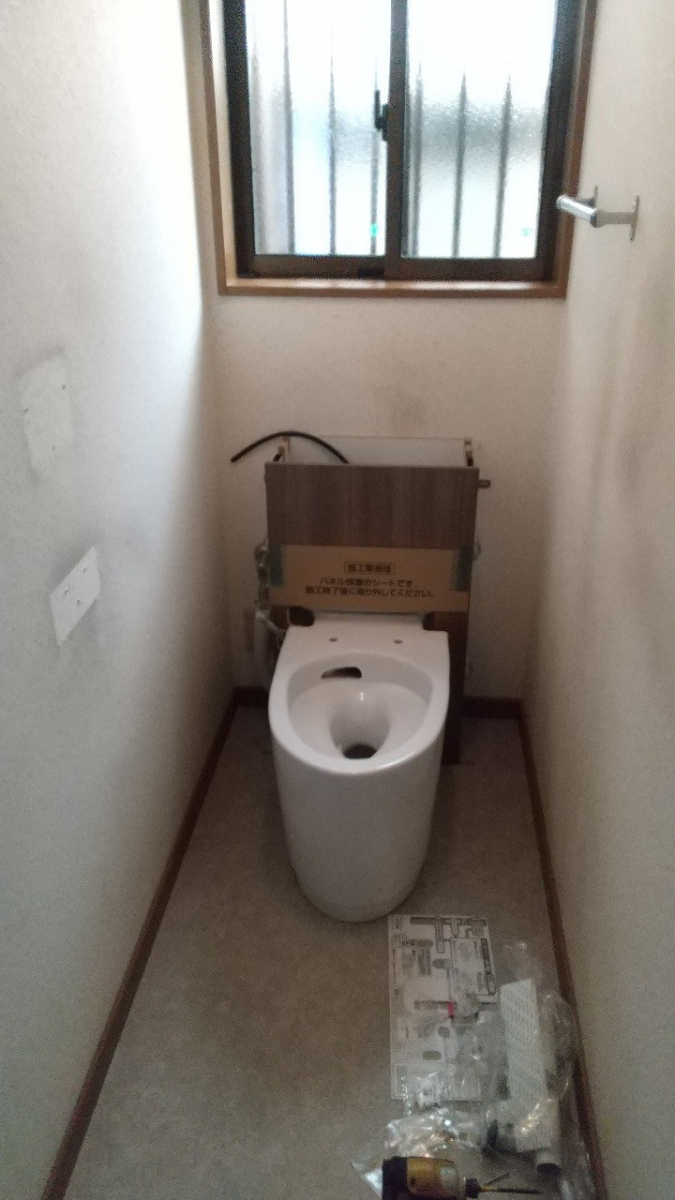 二宮トーヨー住器の【トイレリフォーム】収納付きトイレでスッキリ空間を！の施工後の写真2