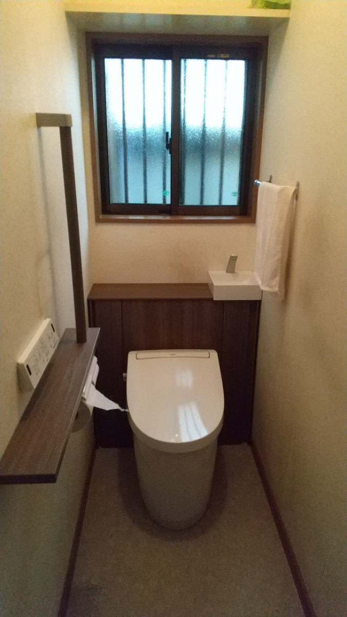 二宮トーヨー住器の【トイレリフォーム】収納付きトイレでスッキリ空間を！の施工後の写真3