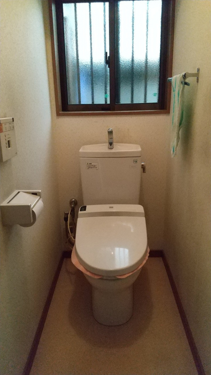 二宮トーヨー住器の【トイレリフォーム】収納付きトイレでスッキリ空間を！の施工前の写真1