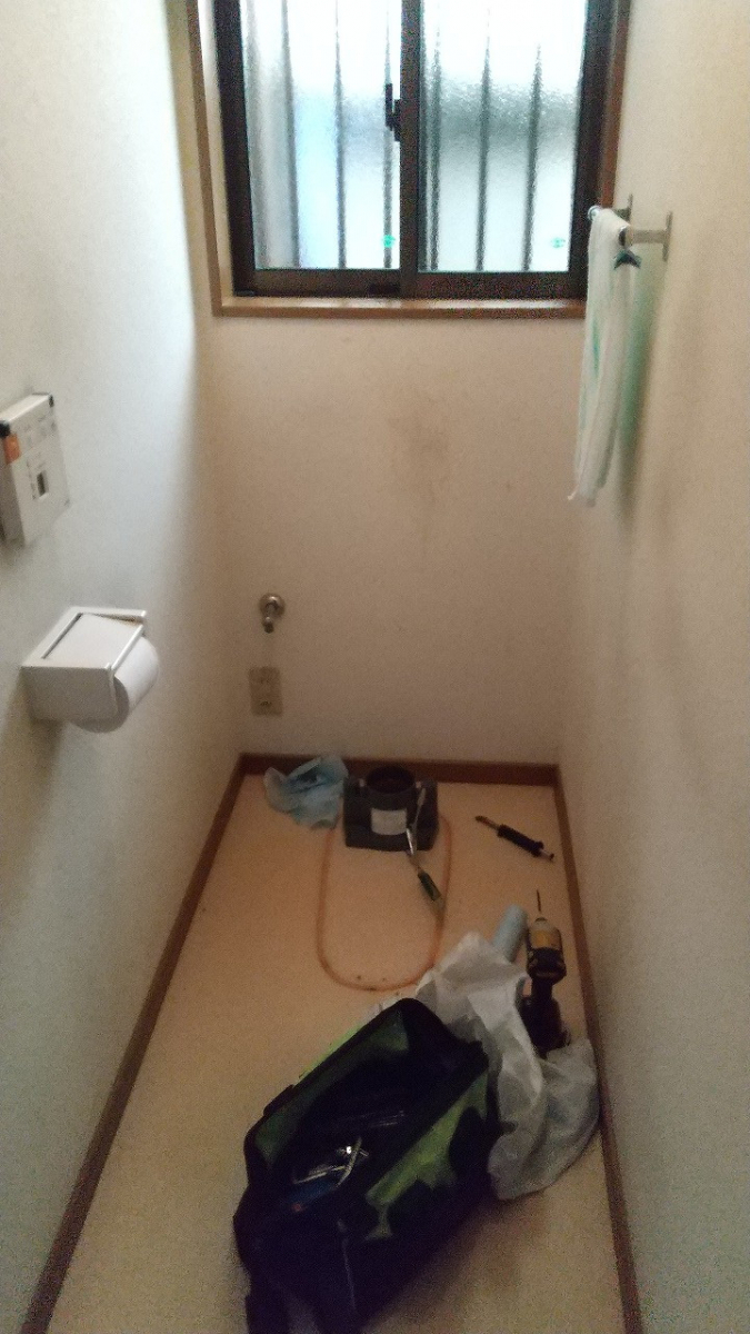 二宮トーヨー住器の【トイレリフォーム】収納付きトイレでスッキリ空間を！の施工前の写真2