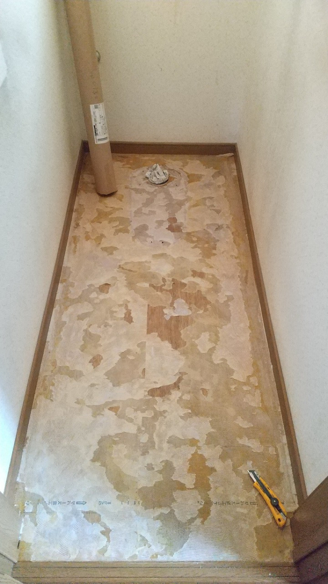 二宮トーヨー住器の【トイレリフォーム】収納付きトイレでスッキリ空間を！の施工前の写真3