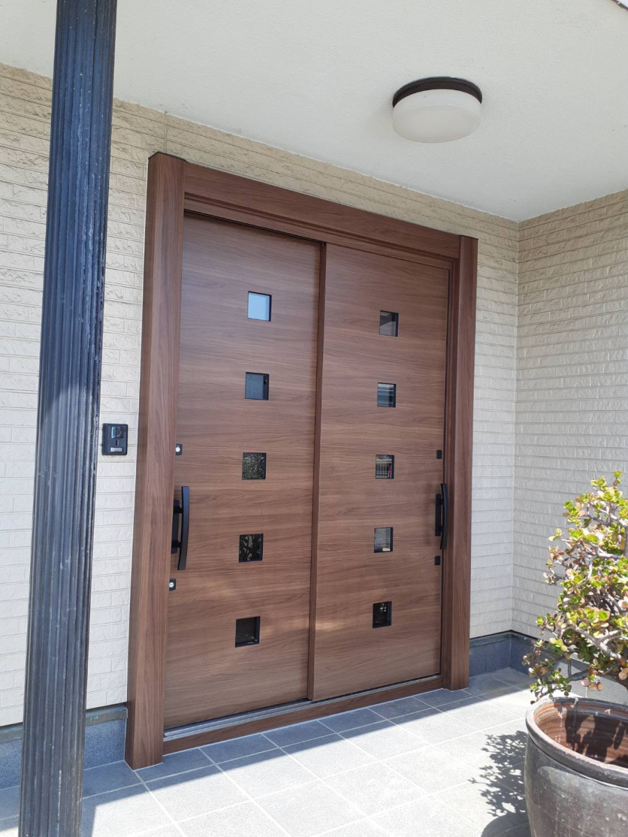 二宮トーヨー住器の【玄関リフォーム】工事は1日で終了!お家をいじらず玄関リフォームの施工後の写真1