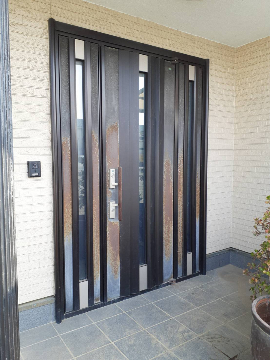 二宮トーヨー住器の【玄関リフォーム】工事は1日で終了!お家をいじらず玄関リフォームの施工前の写真1