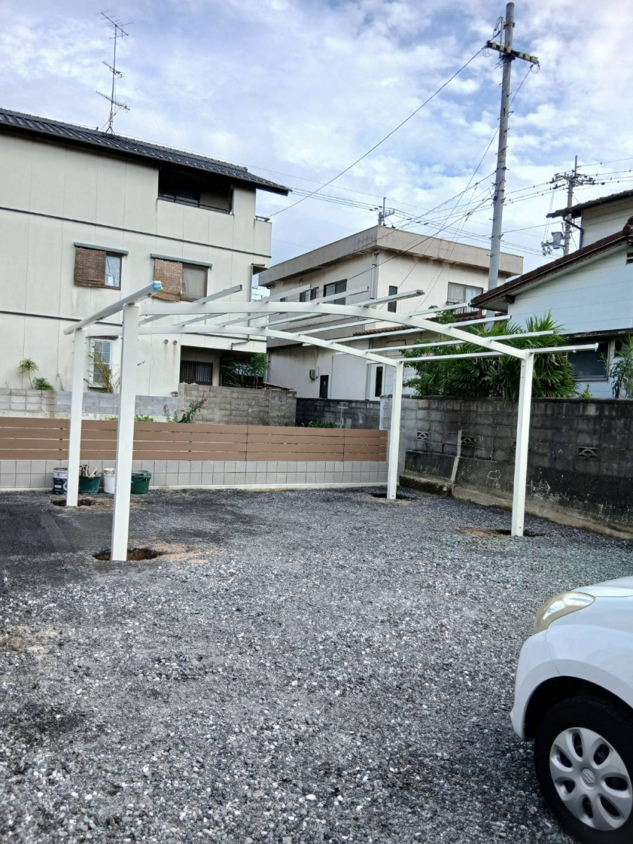 二宮トーヨー住器の【雨の日も安心🌞】LIXILカーポート「ネスカ」で快適な駐車スペースに✨の施工前の写真2