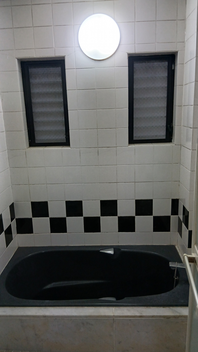 二宮トーヨー住器の【浴室リフォーム】浴室をシンプルに、使いやすさを意識したお風呂【リデア】の施工前の写真1