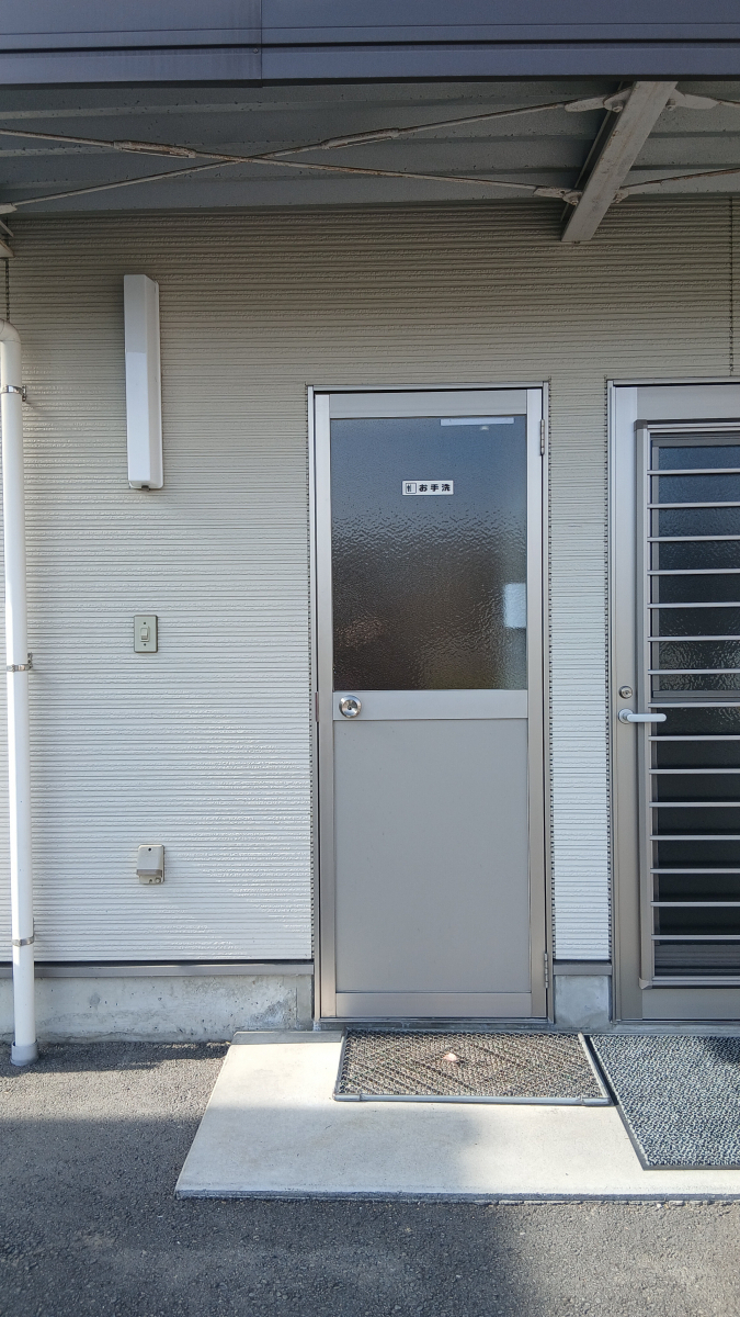 二宮トーヨー住器の【自動水栓】自動水栓で快適に、今流行りの触れずに手洗い！【手洗い器】の施工前の写真2