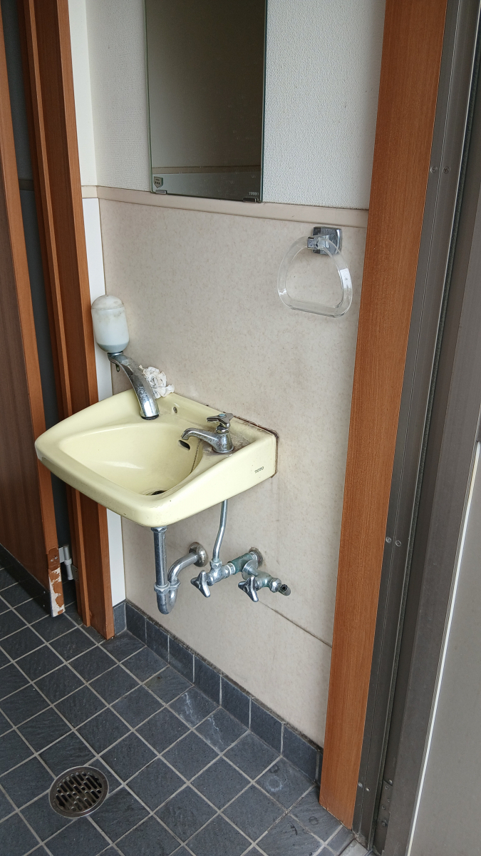 二宮トーヨー住器の【自動水栓】自動水栓で快適に、今流行りの触れずに手洗い！【手洗い器】の施工前の写真3