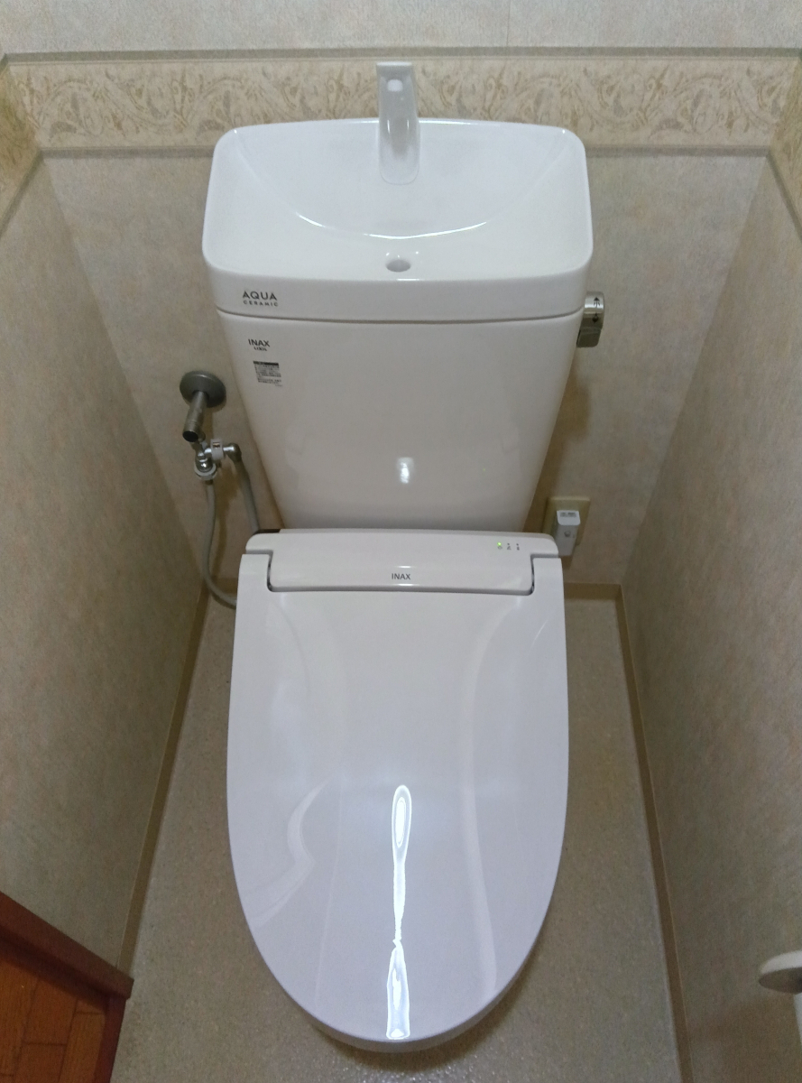 二宮トーヨー住器の【トイレリフォーム】アクアセラミックでお掃除ラクラクなトイレ！【リトイレ】の施工後の写真1