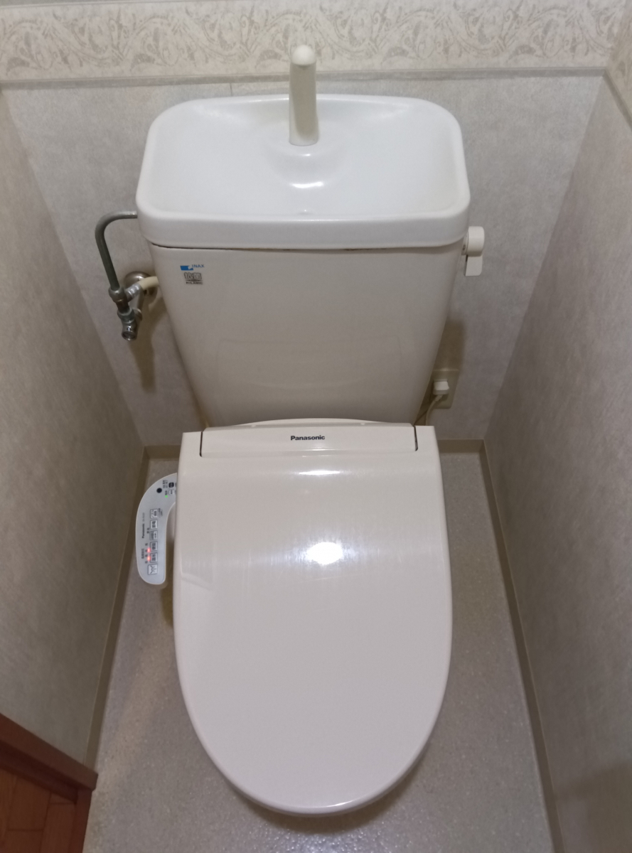 二宮トーヨー住器の【トイレリフォーム】アクアセラミックでお掃除ラクラクなトイレ！【リトイレ】の施工前の写真1