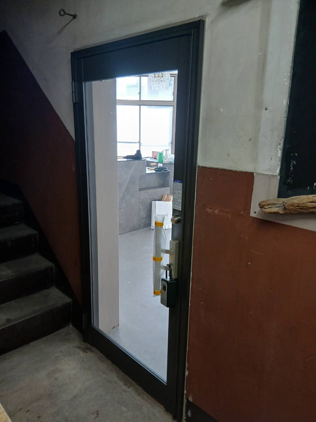 二宮トーヨー住器の入口ドア交換で第一印象アップ！ 「クリエラガラスドア」でリフォーム✨の施工後の写真1