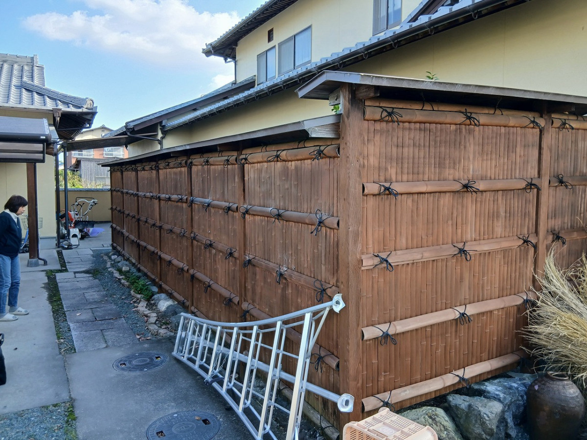 二宮トーヨー住器の【施工事例】和の趣を守りながら美しく再生｜竹垣フェンス交換工事🐼の施工前の写真1