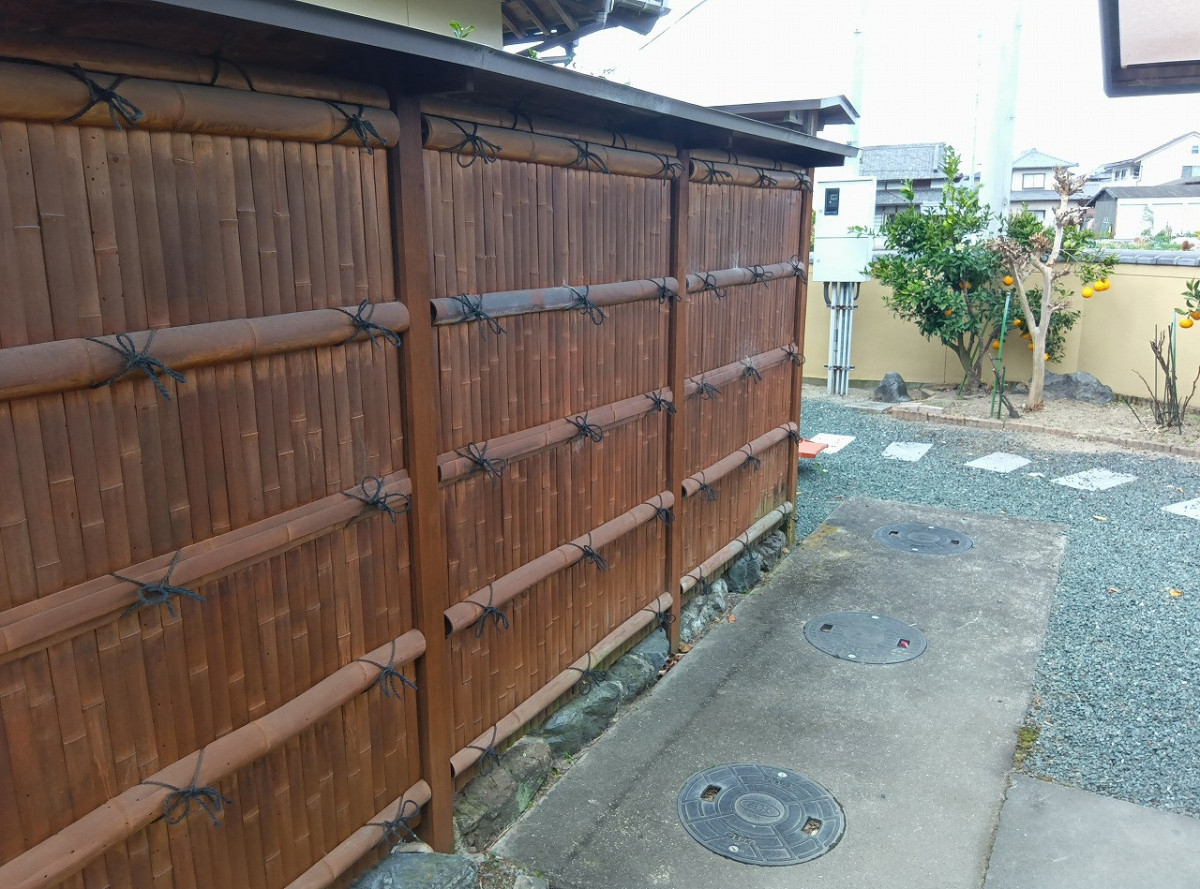 二宮トーヨー住器の【施工事例】和の趣を守りながら美しく再生｜竹垣フェンス交換工事🐼の施工前の写真2