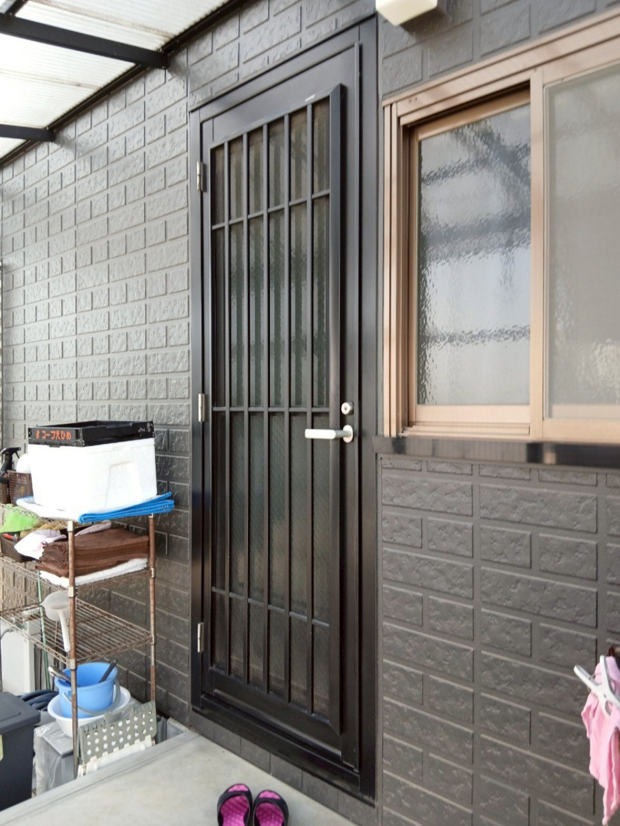 二宮トーヨー住器の【リシェント】1日で完了✨勝手口ドア交換工事🚪の施工前の写真1
