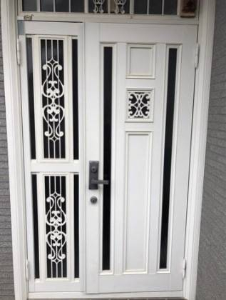 山本サッシ店 東紀州の≪大変身≫ 玄関ドアを使い易く、防犯力UPも‼の施工前の写真1
