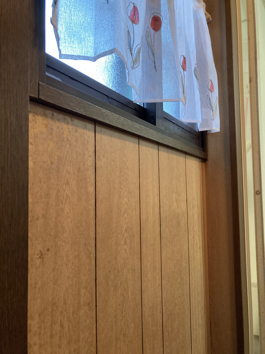 山本サッシ店 東紀州のカビだらけの壁が‥“呼吸する壁”に変身‼️の施工前の写真2