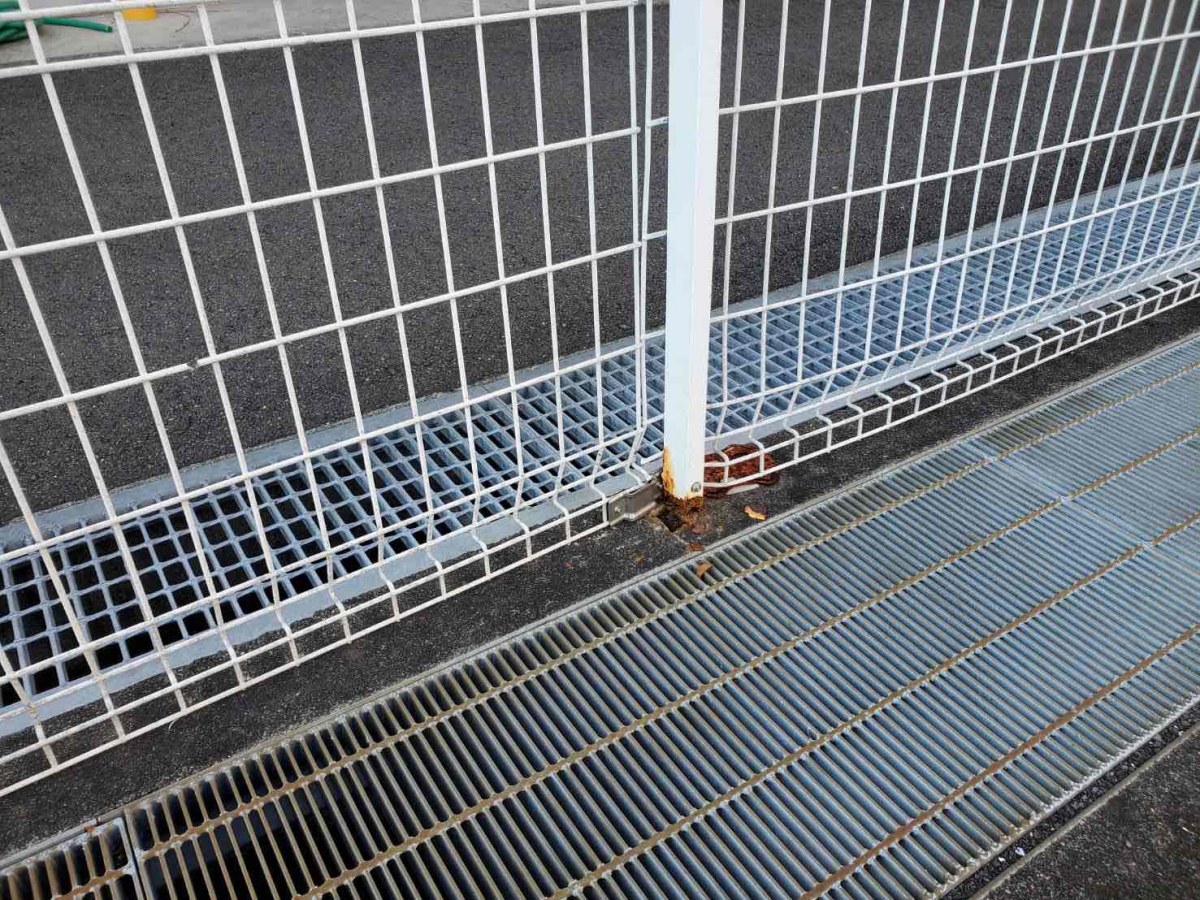 山本サッシ店 東紀州の錆びたフェンスの柱を交換しました‼ ≪大末建設様現場≫の施工前の写真2