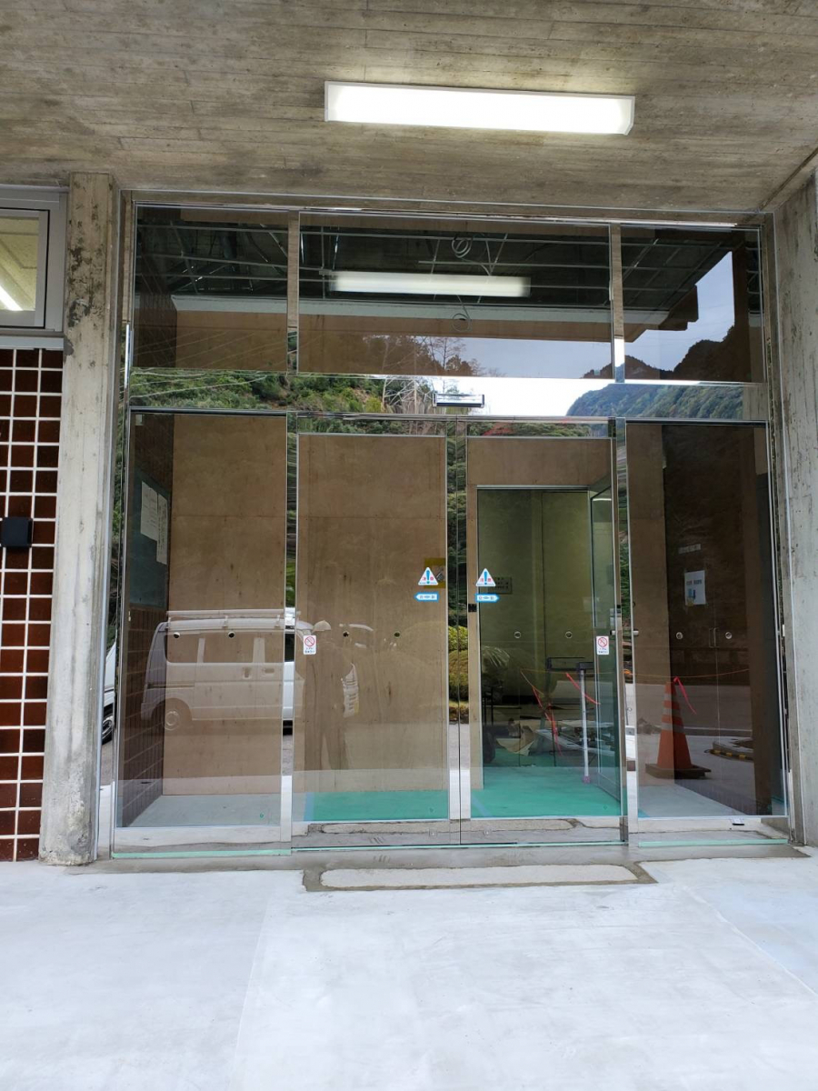 山本サッシ店 東紀州のドアを引戸に交換‥自動ドアに‼️ 《上村組様現場》の施工後の写真1