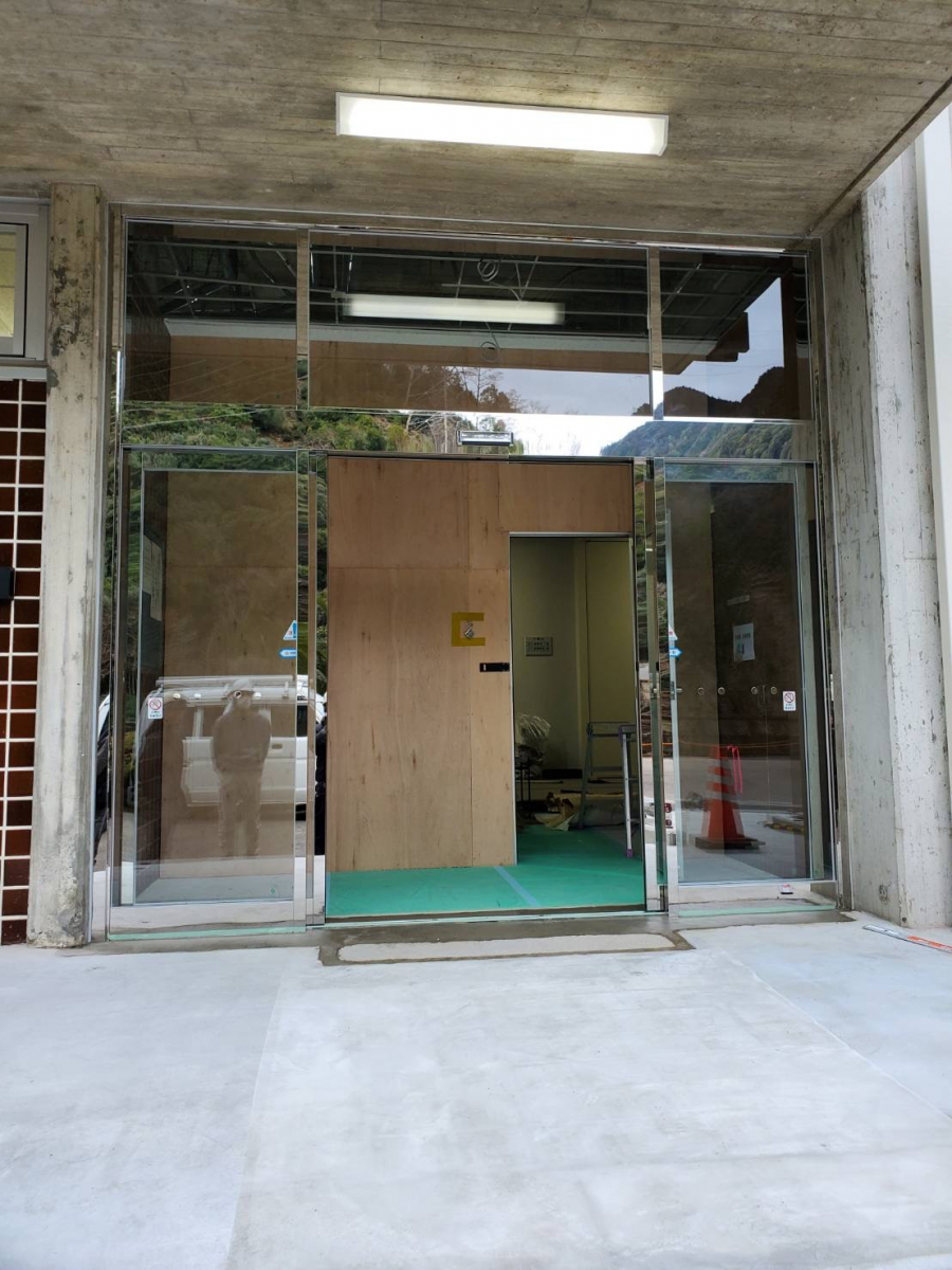 山本サッシ店 東紀州のドアを引戸に交換‥自動ドアに‼️ 《上村組様現場》の施工前の写真1