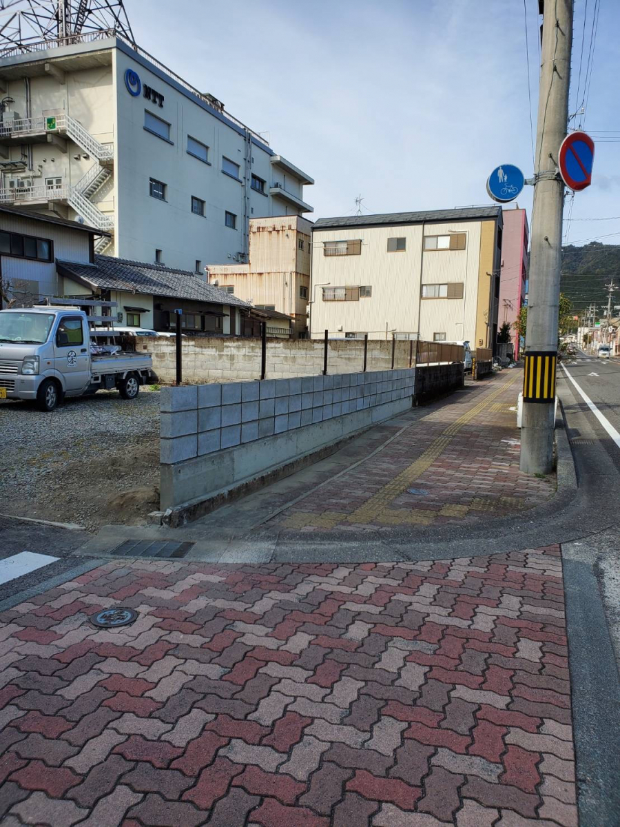 山本サッシ店 東紀州の駐車場にフェンス工事を‼️ 《畦地建築様現場》の施工前の写真1