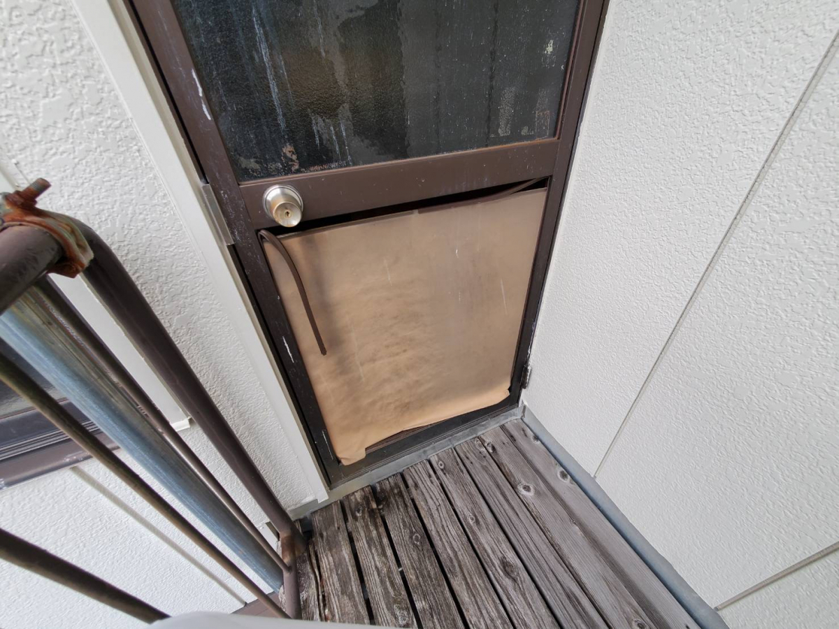 山本サッシ店 東紀州のいつでも外れても良い位の“ドア下パネル”を交換しました‼︎ 《大末建設様現場》の施工前の写真1