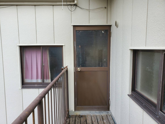 山本サッシ店 東紀州のいつでも外れても良い位の“ドア下パネル”を交換しました‼︎ 《大末建設様現場》施工事例写真1