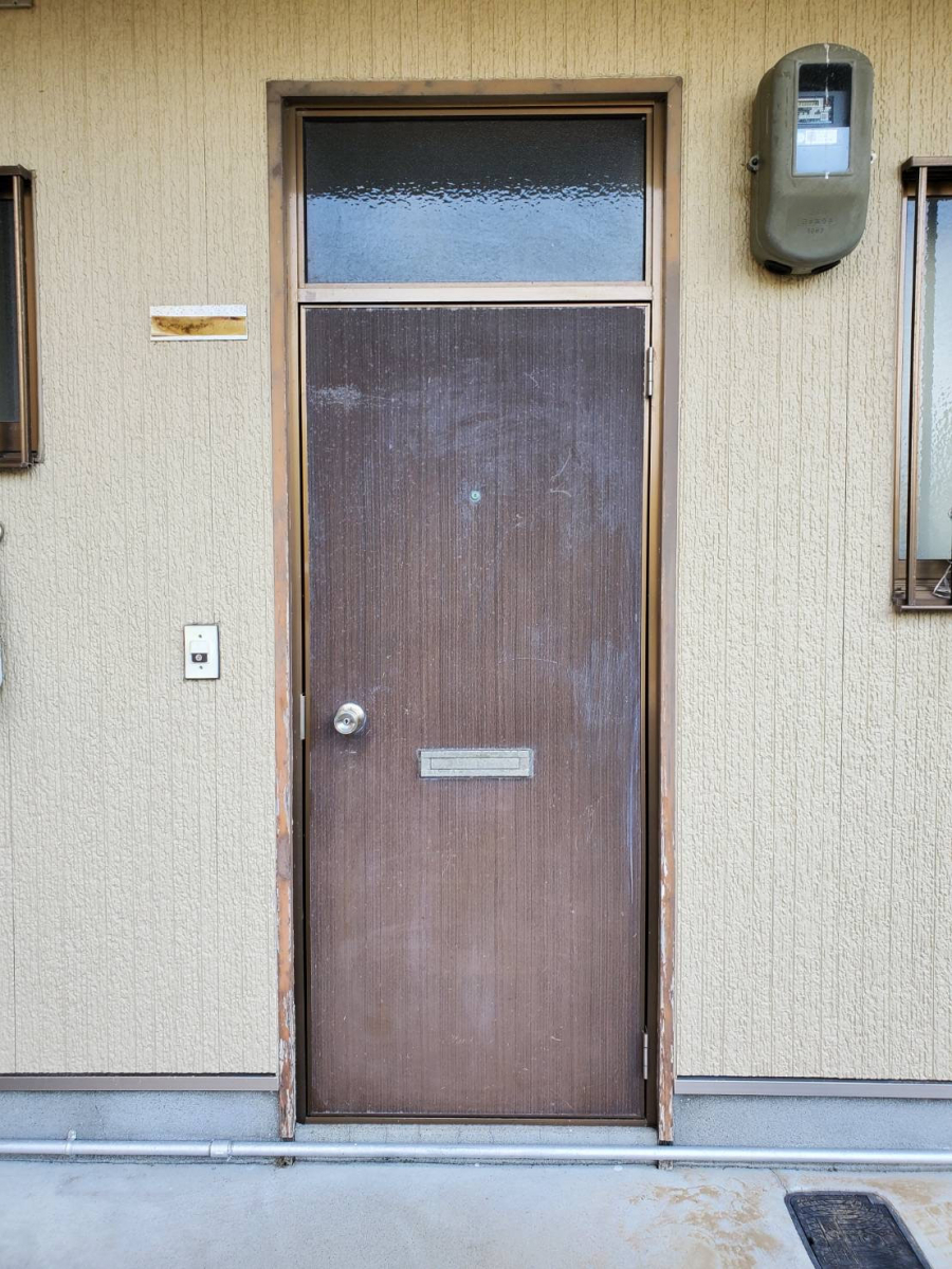 山本サッシ店 東紀州のアパートドア🚪取り替えました👍の施工前の写真1