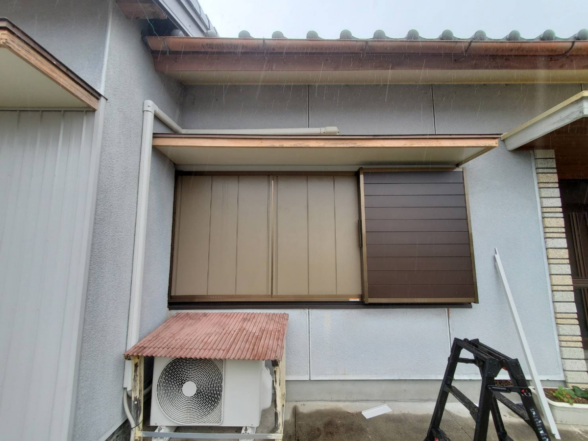 山本サッシ店 東紀州の木製の雨戸を鋼製の雨戸に取り替え‼️ 《平川工業様現場》の施工後の写真3