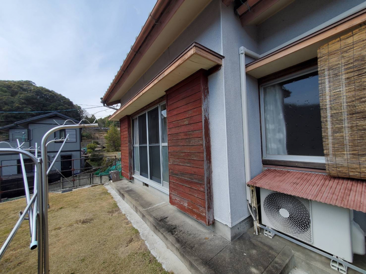 山本サッシ店 東紀州の木製の雨戸を鋼製の雨戸に取り替え‼️ 《平川工業様現場》の施工前の写真1