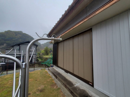 山本サッシ店 東紀州の木製の雨戸を鋼製の雨戸に取り替え‼️ 《平川工業様現場》施工事例写真1