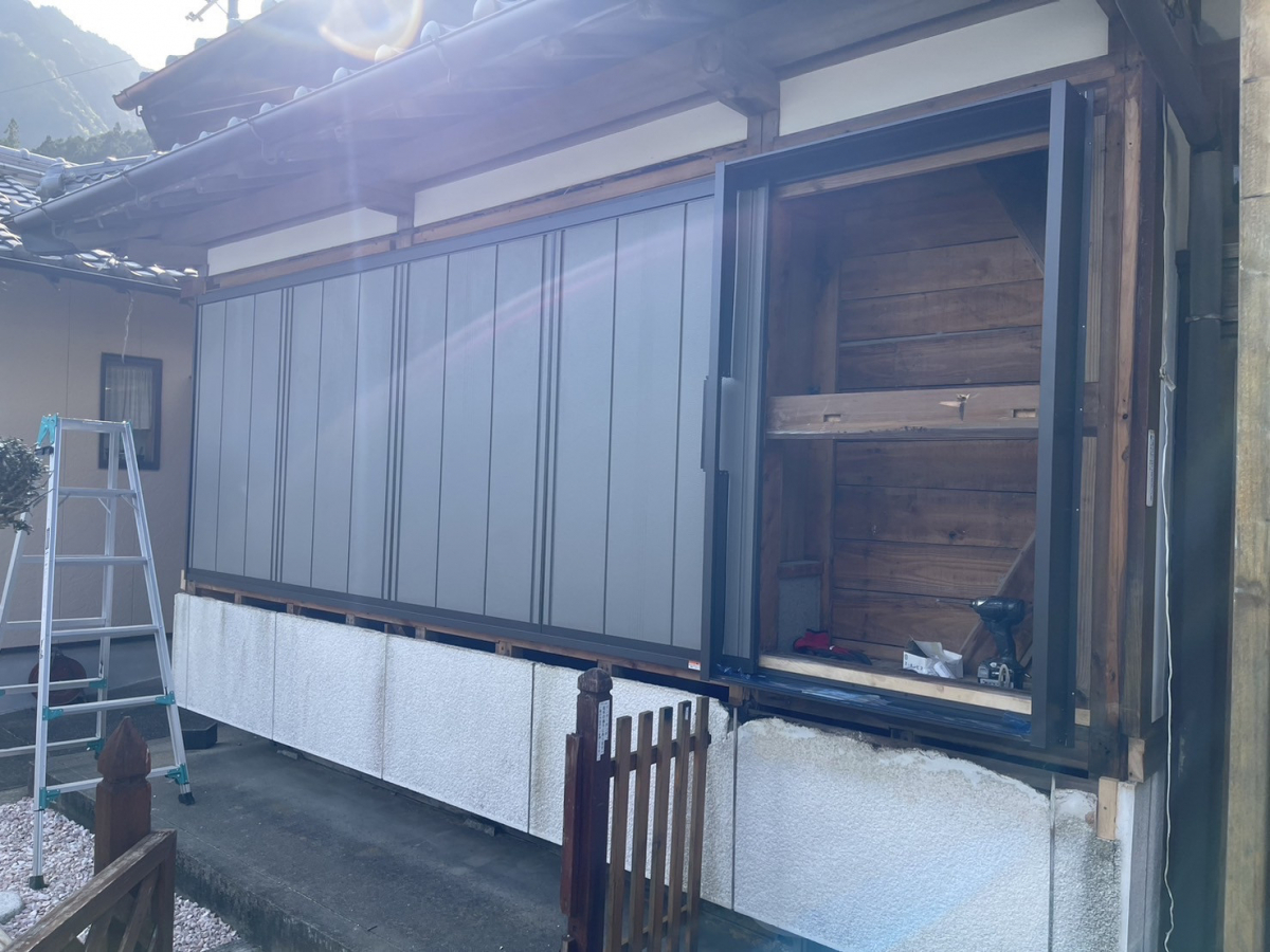 山本サッシ店 東紀州の【追加工事事例】こちらも後付雨戸です‼️ 《倭 建築様現場》の施工前の写真1