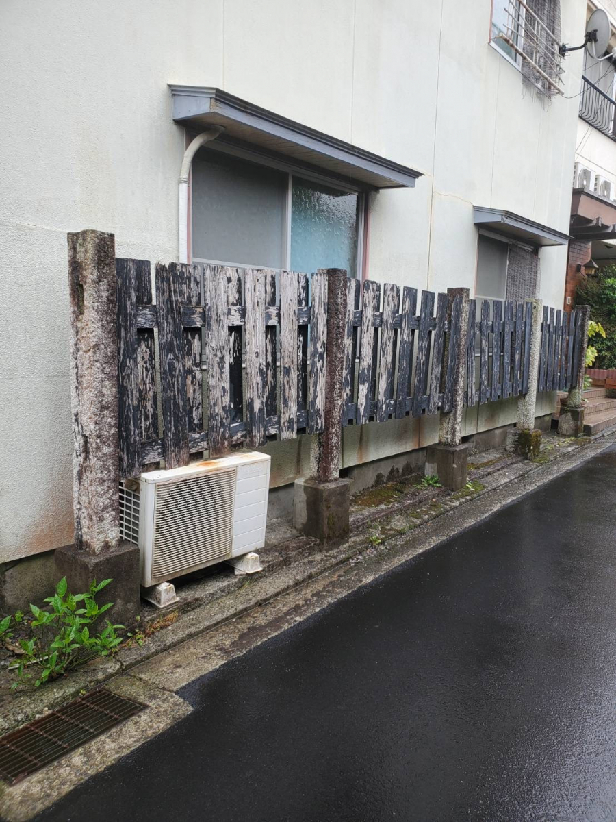 山本サッシ店 東紀州の木のフェンスをアルミ製に交換‼︎ 《アパート現場》の施工前の写真1
