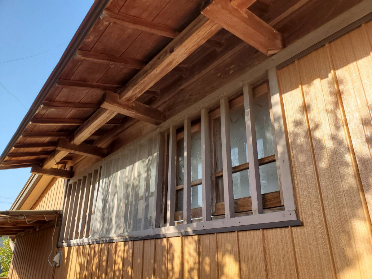 山本サッシ店 東紀州の木製窓をアルミ窓に交換🪟の施工前の写真1