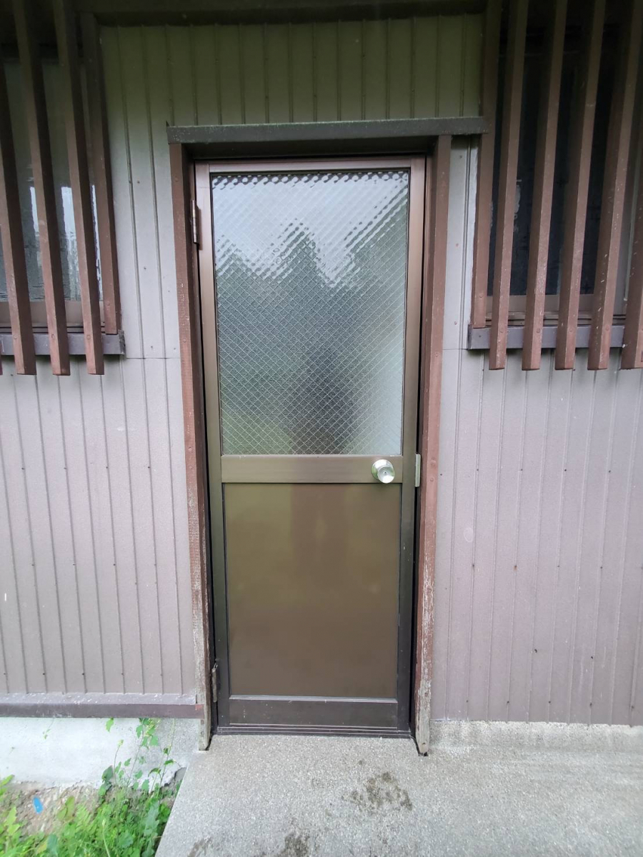 山本サッシ店 東紀州の勝手口ドアの下パネルの交換です‼︎ 《㈱アサヒ住宅様現場》の施工後の写真1
